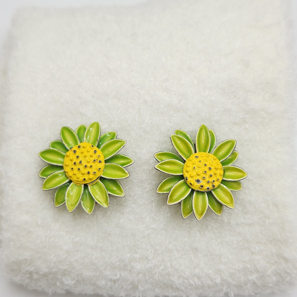 Vintage Daisy Enamel Flower Clip On Earrings Green Yellow Mod Pop Art 1960s